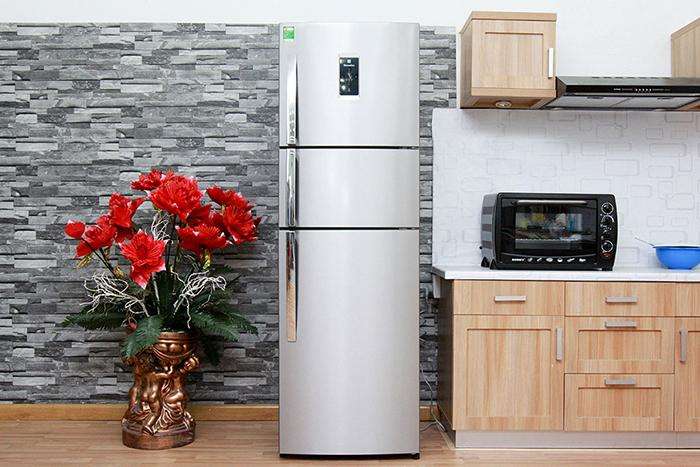 Tủ lạnh Electrolux EME3500SA là một chiếc tủ lạnh 260 lít nổi bật với 3 cửa