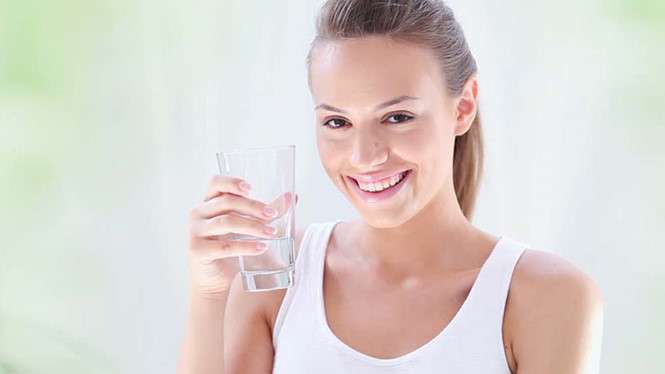 Uống đủ nước khi chạy bộ